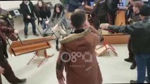 Përplasje mes studentëve dhe policisë për bllokimin e hyrjes te Juridiku, Ora News sjell video