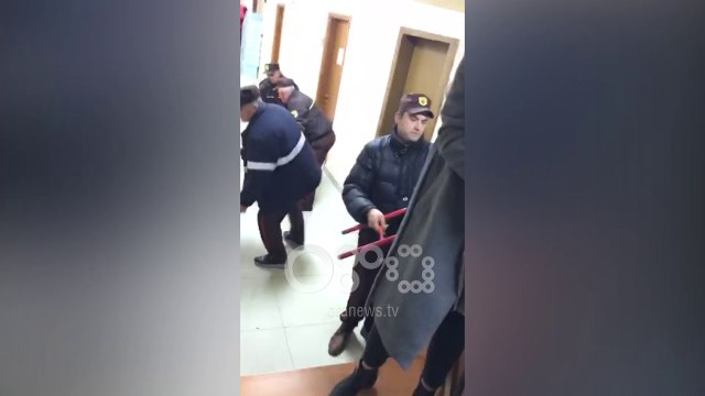 Ora News - Protesta e studentëve, policia private ndërhyri gjatë natës, nxjerr jashtë bankat