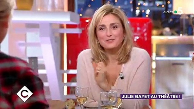 Coup de gueule de Julie Gayet dans C à vous sur les journalistes qui lui parlent sans cesse de François Hollande - Regardez