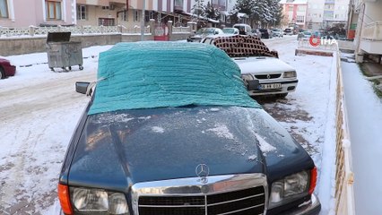 Vatandaşlar araçlarını buzlanmadan, battaniyeyle koruyor