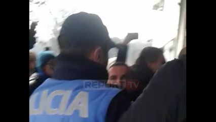 Report TV - Momentet e tensionit te Ekonomiku, studentët debate me forcat e policisë