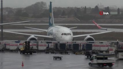 Camı Çatlayan Uçağın Yolcuları Mahsur Kaldı