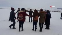 Buz Tutan Göl Üzerinde Halay Çekip, Karda Güreş Tuttular