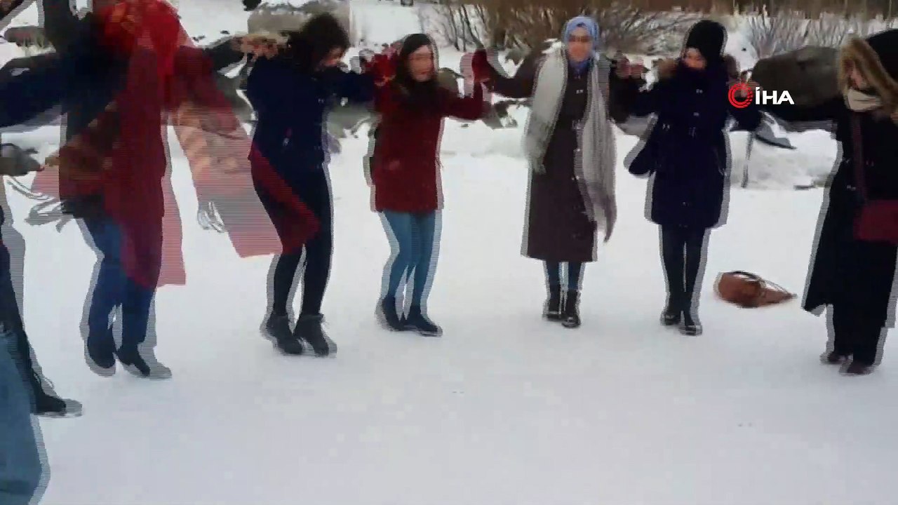 Buz tutan göl üzerinde halay çekip, karda güreş tuttular