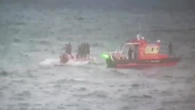 화물선에 부딪혀 낚싯배 전복 3명 사망·2명 실종 / YTN