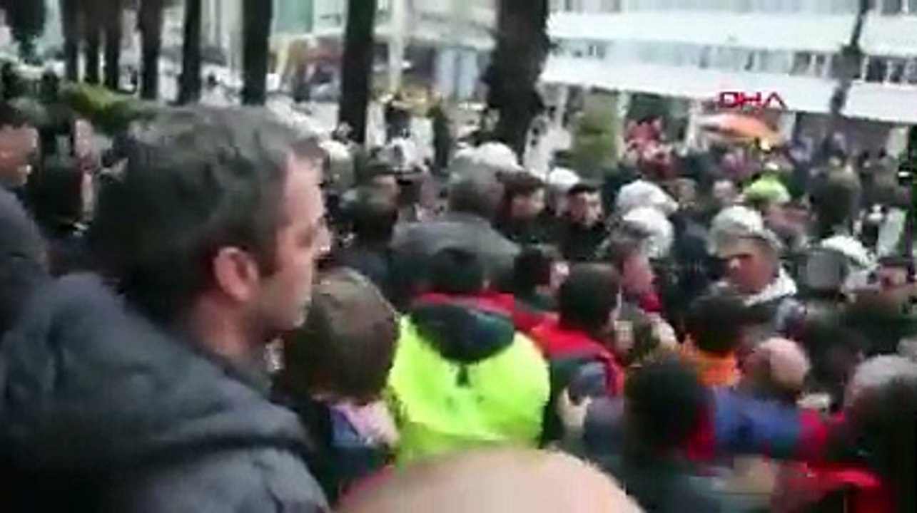 İzmir'de basın açıklaması yapmak isteyen işçilere polis, biber gazı ve copla müdahale etti