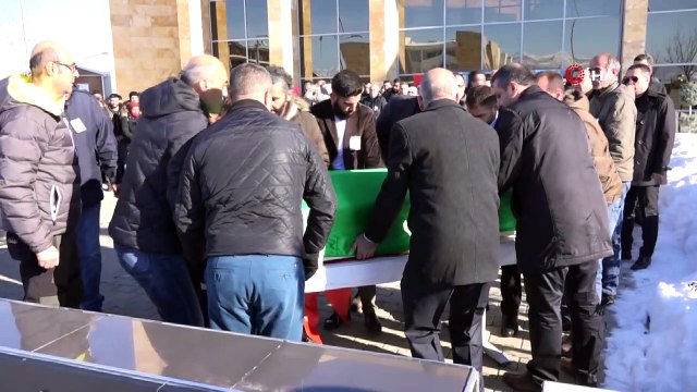 Kalp krizi geçirerek hayatını kaybeden öğretim görevlisi son yolculuğuna uğurlandı