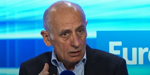 VIDÉO - Interpellé par un homme dans la rue, Jean-Michel Aphatie réagit : "J'ai gardé mon calme parce que j'ai compris qu'il y avait un enjeu"