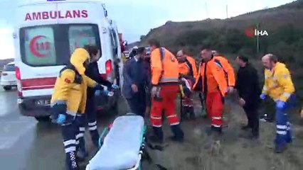 Manisa'da kamyonet şarampole yuvarlandı: 4 yaralı