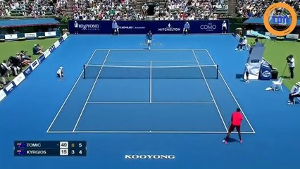 Ce tennisman va surprendre son adversaire en marquant un point en "fourbe" !