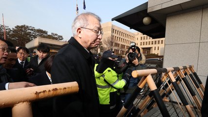 檢 포토라인 무시하고 '친정' 앞 회견 강행 / YTN