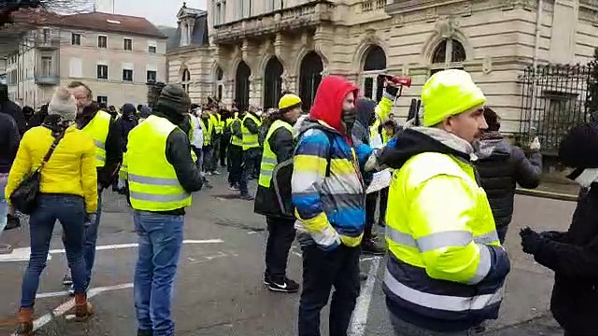 Début de manifestation et premier face à face à Bar-le-Duc - Vidéo  Dailymotion