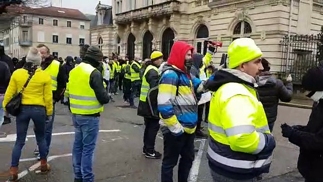 Début de manifestation et premier face à face à Bar-le-Duc