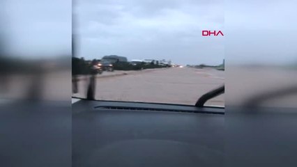 Manisa Akhisar'da Dere Taşkını Karayolunda Ulaşımı Olumsuz Etkiledi