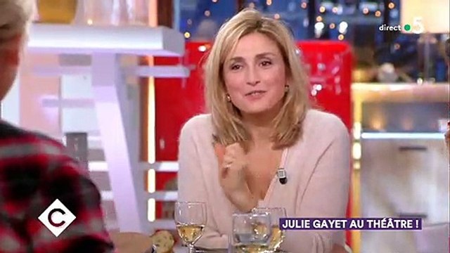 Coup de gueule de Julie Gayet dans C à vous sur les journalistes qui lui parlent sans cesse de François Hollande