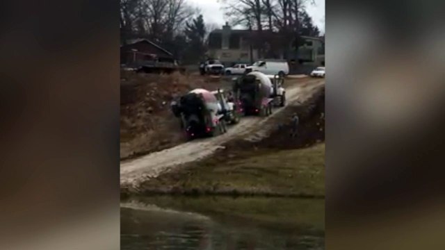 Así de fácil vuelca un camión cargado con cemento