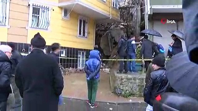 Kağıthane'de istinat duvarı çöktü. Çökme nedeniyle ölen yada yaralanan olmazken bitişikteki 2 bina boşaltıldı.