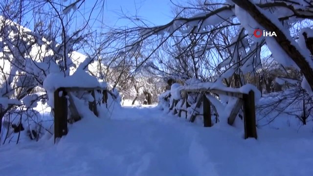 Eksi 18 derecede buz tutan Girlevik Şelalesinde 2 metre boyunda buz sarkıtları oluştu
