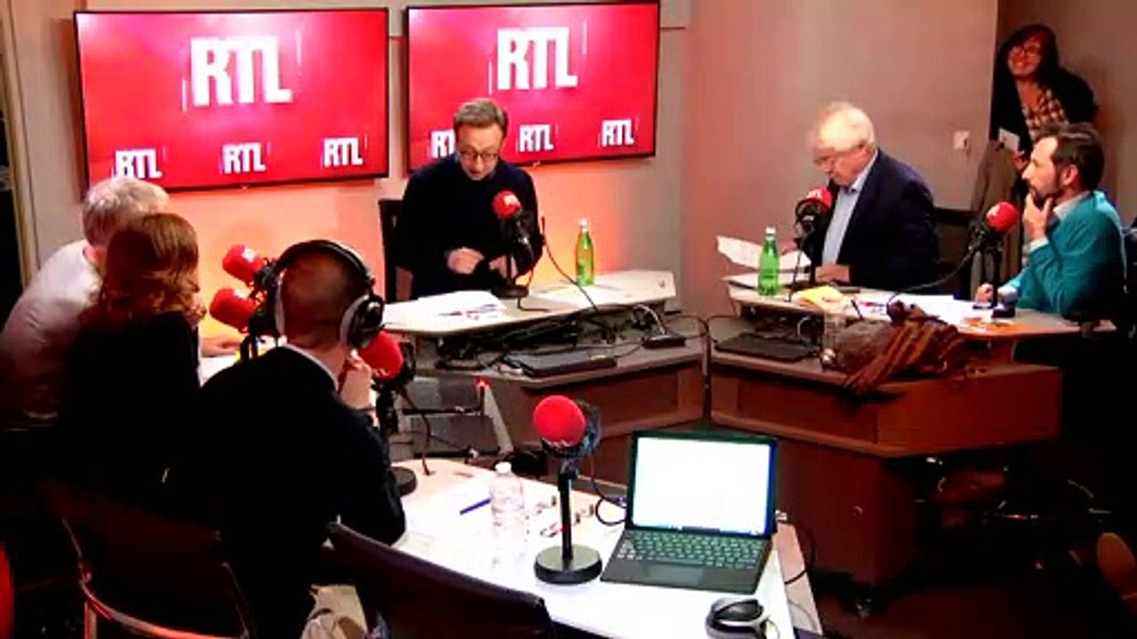 Sur RTL, Didier Deschamps lance un défi surprenant à Stéphane Bern: assister à France-Islande torse nu ! Découvrez la réponse de l'animateur