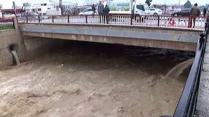 Şiddetli yağış sonrası kanal taştı, keresteci dükkanlarını su bastı