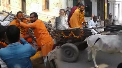अयोध्या: संत परमहंस का एक और कारनामा, बैलगाड़ी पर चले कुंभ में तपस्या करने