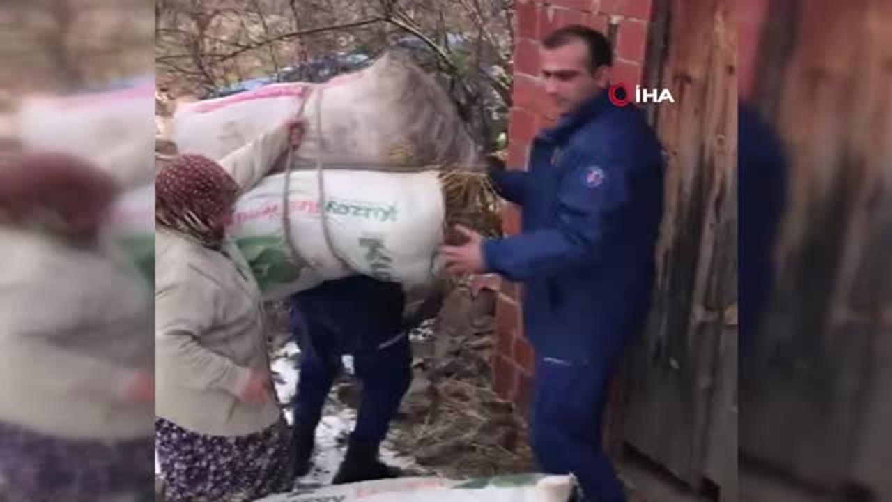 Jandarma'dan Yürekleri Isıtan Davranış...devriye Atan Jandarma Ekipleri Sırtında Saman Taşıyan...