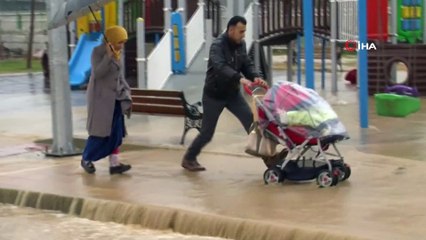 Manisa'da sulama kanalları taştı, evler su altında kaldı