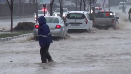 Manisa'da Sulama Kanalları Taştı, Evler Su Altında Kaldı