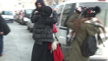 Yakalanacağını Anlayan Kadın Dilenci 5 Yaşındaki Kız Çocuğunu Yol Ortasına Bırakıp Kaçmaya Çalıştı