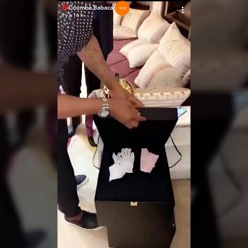 Foot: El Hadji Diouf dévoile ses deux Ballons d'Or, Regardez!