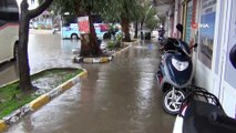 Balıkesir'de sağanak yağış sonrası caddeler göle döndü
