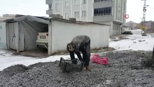 Dondurucu Soğukta Çocukların Ekmek Mücadelesi...çöpten Topladığı Yanmamış Kömürleri Satarak Aile...