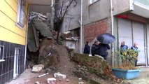 Kağıthane'de Bir Binanın İstinat Duvarında Çökme
