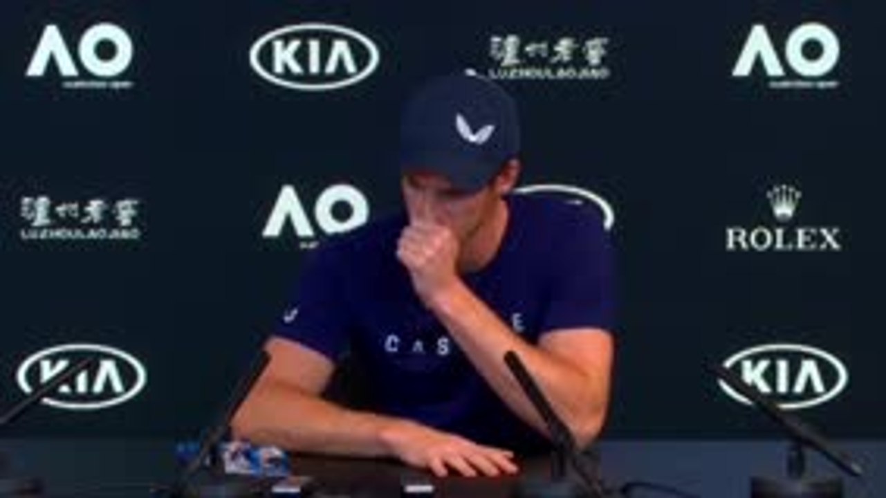 لقطة: تنس: موراي يغادر المؤتمر الصحفي متأثّرًا لدى سؤاله عن لياقته البدنيّة