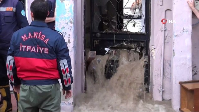 Sel suları evlerden taştı...Sulama kanalı taştı, mahalle savaş alanına döndü