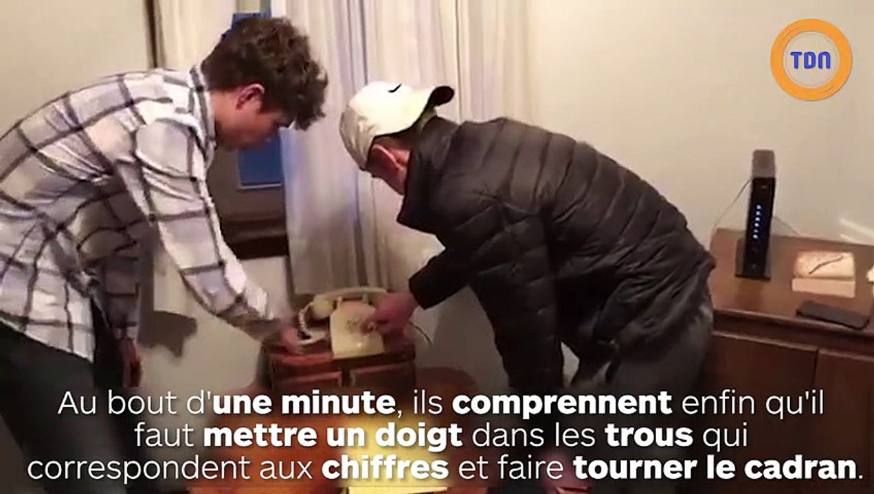 Deux ados ont 4 minutes pour comprendre comment utiliser un vieux téléphone à cadran rotatif !