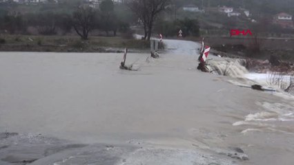 İzmir Karadere Çayı Taştı, Yol Trafiğe Kapandı