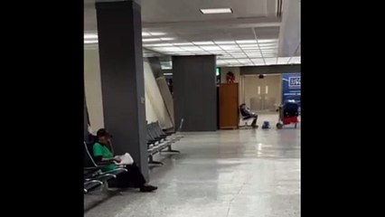 Un père traîne sa fille par la capuche au beau milieu d'un aéroport