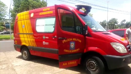 Motociclista ferido é socorrido na Avenida Tancredo Neves