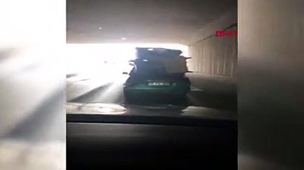 Otomobilin üzerinde koltuk takımı taşıdı