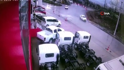Kontrolden çıkan tanker oto galeri önündeki araçların arasına böyle daldı