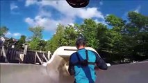 Des riders descendent un toboggan aquatique en VTT! Dingue...