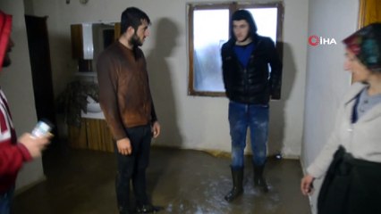 Evleri ve damları sular altında kaldı