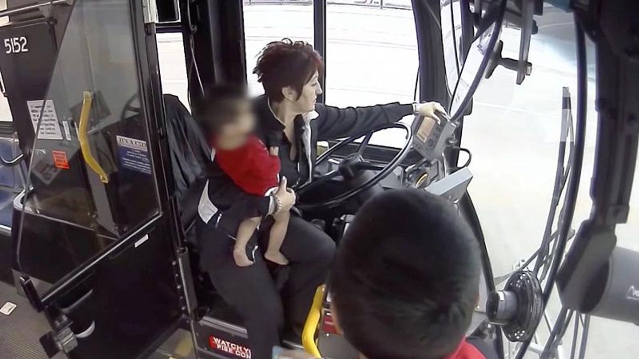 Una conductora de autobús rescata a una bebé qu...