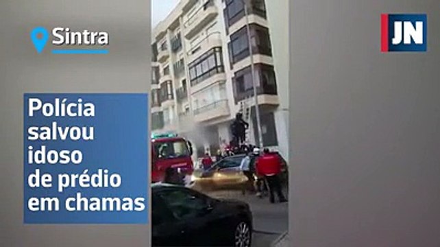PSP salva idosa de prédio em chamas