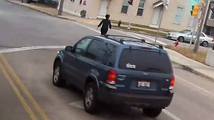 Une conductrice de bus sauve un enfant pieds nus dans la rue