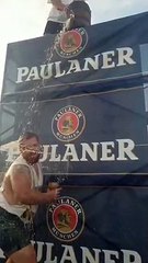 Il prend sa douche.. à la bière direct sous un fût !