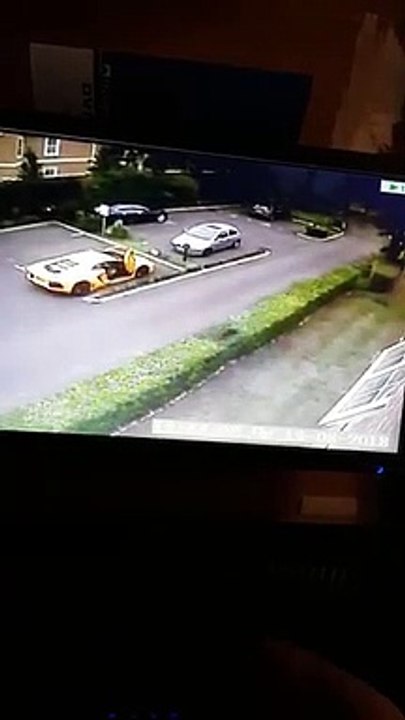 Cette Lamborghini défonce une voiture au Parking !