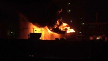 شاهد: انفجار عنيف يهز مصفاة نفط في عدن باليمن