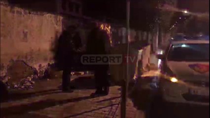 I harruar në një cep rruge në Elbasan, policia dhe banorët shpëtojnë të pastrehin